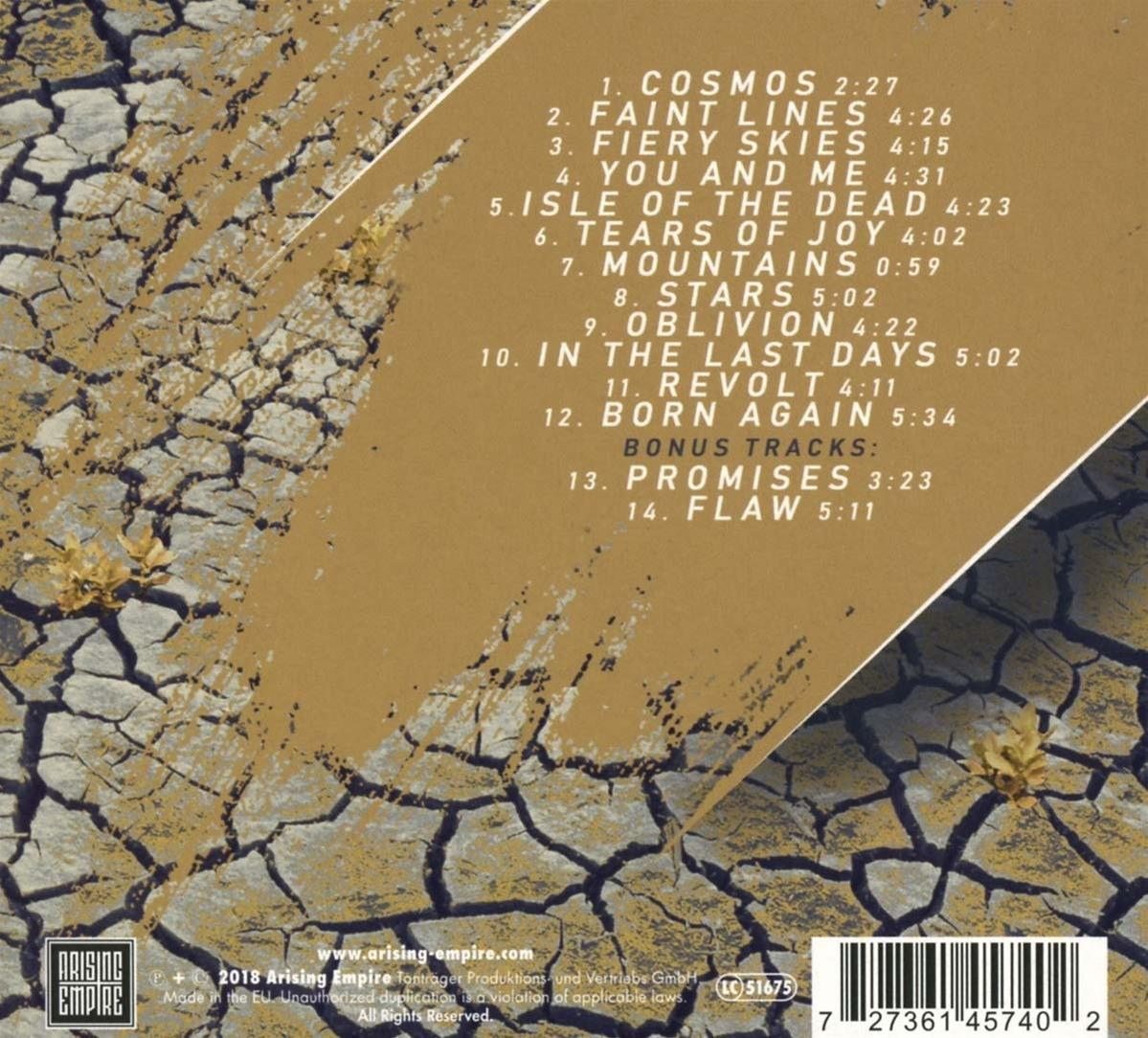 Albumcover, rissige Erdtextur, Text und eine CD-Hülle auf braunem Grund.