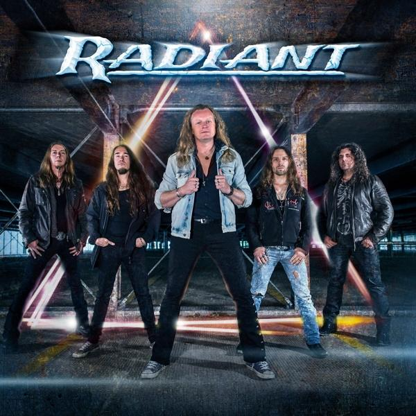 Bandmitglieder stehen, "RADIANT" in großen Buchstaben über ihnen, in einem Tunnel mit Lichtern.