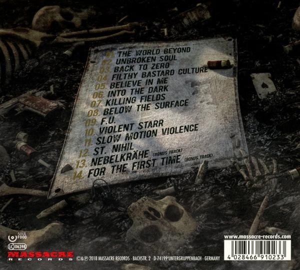 CD-Rückseite. Weißer Text auf dunklem Hintergrund mit Songnamen und Banddetails. Skelette im Hintergrund.