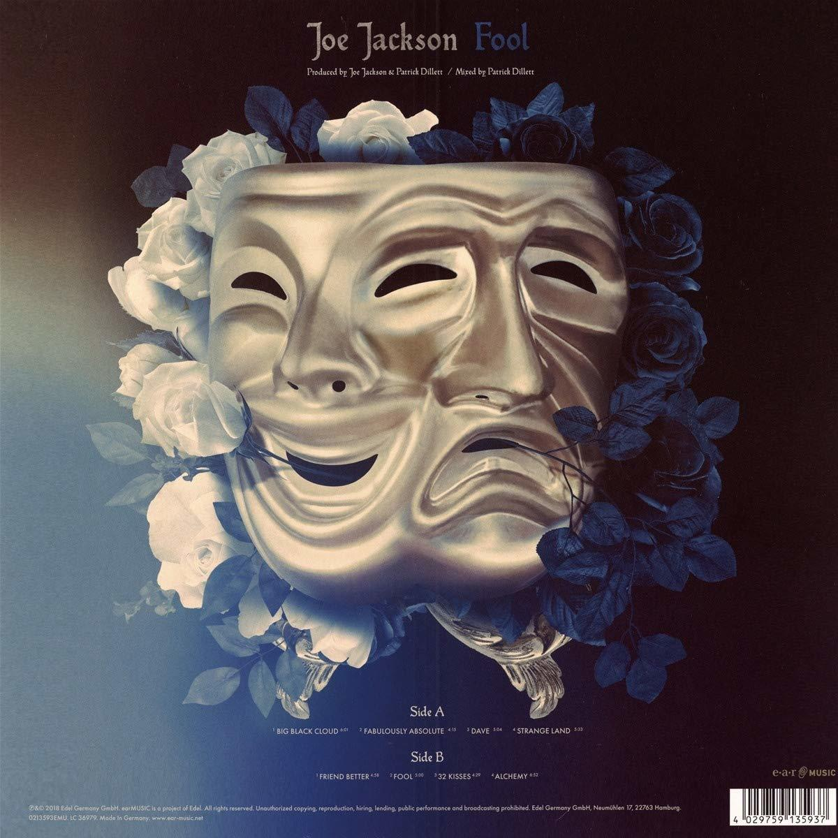 Albumcover mit einer silbernen Maske, umgeben von weißen und dunkelblauen Rosen, vor blauem Hintergrund.