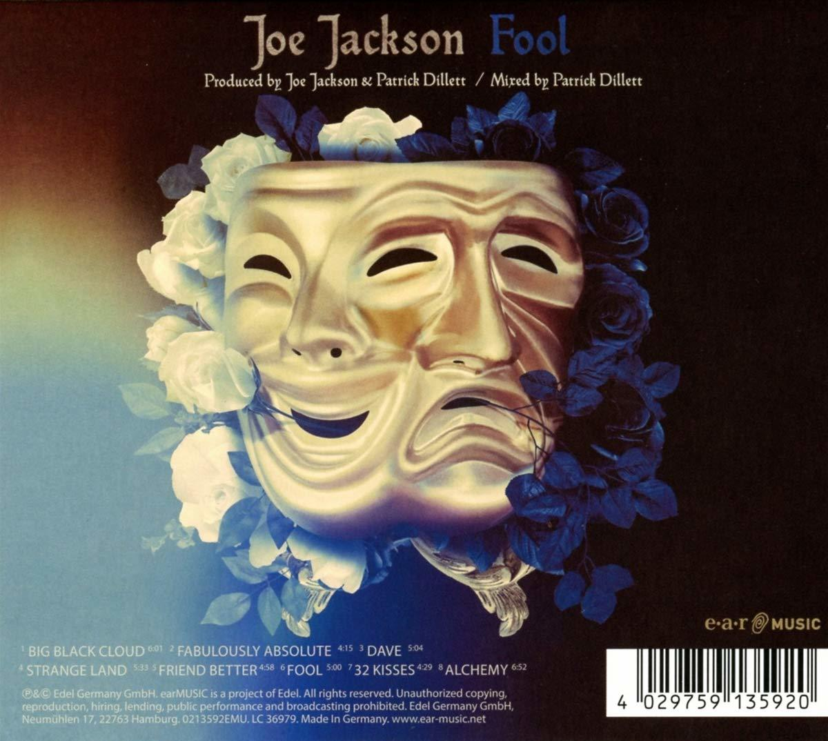 CD-Cover mit goldener Maske, umgeben von weißen und blauen Rosen. Schwarzer Hintergrund.