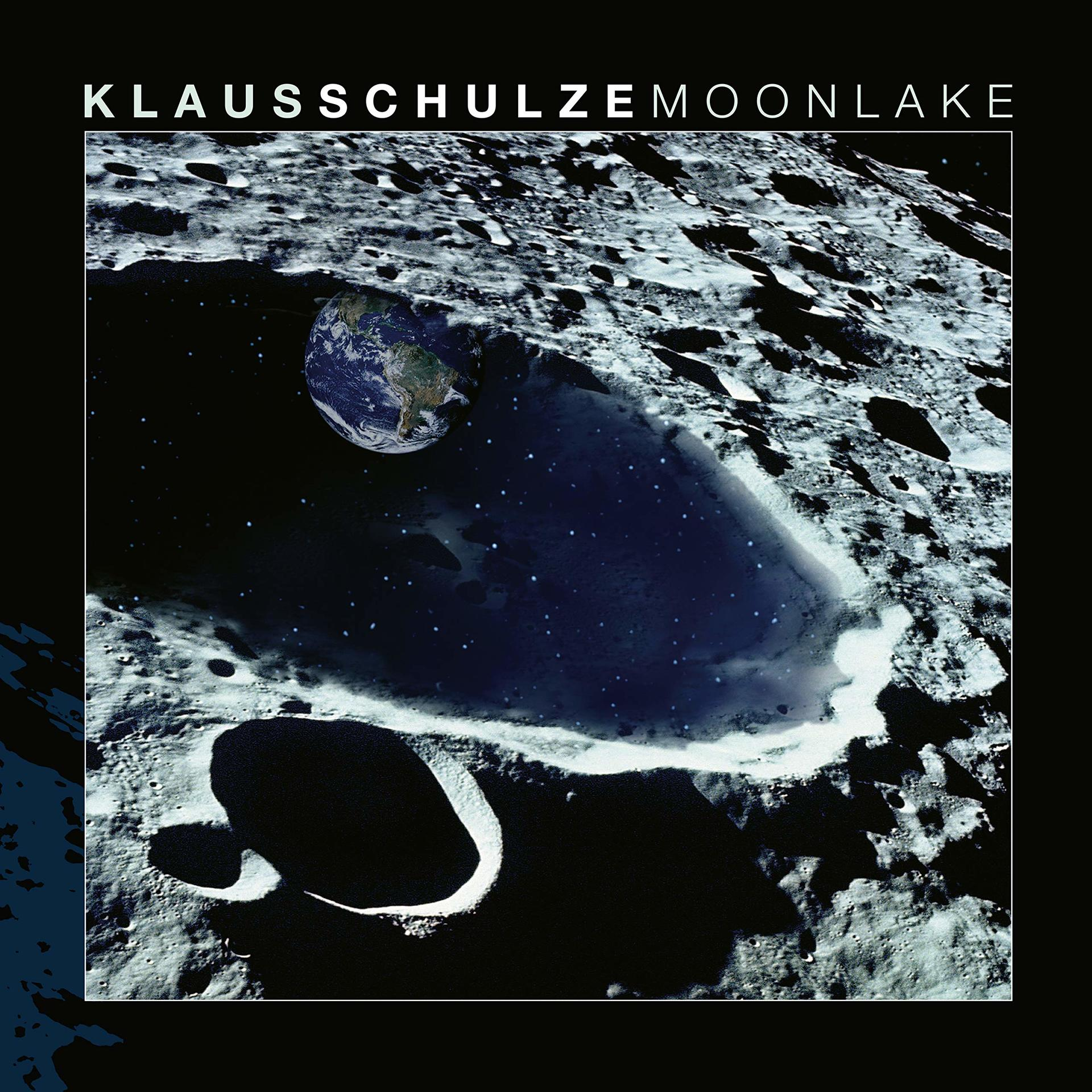 Albumcover. Erde über einem dunklen Mondsee. Titel: Klaus Schulze, Moonlake. Hintergrund: Mondoberfläche.
