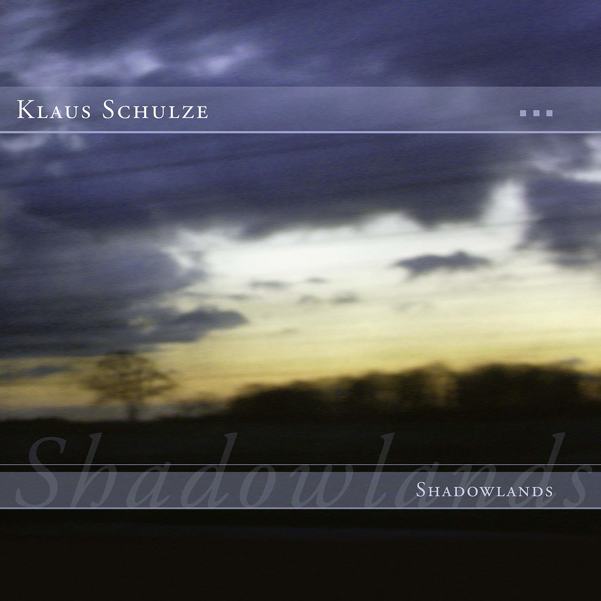 Abstraktes Albumcover mit verschwommener Landschaft und Text unten.
