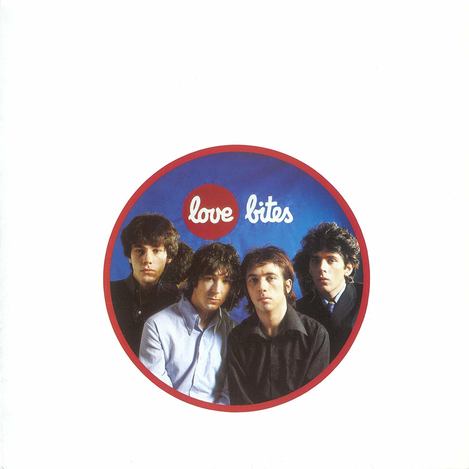 Albumcover: Vier junge Männer in einem Kreis mit dem Worten Love Bites.
