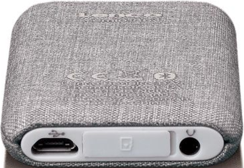 Ein grauer, stoffbezogener Bluetooth-Lautsprecher mit Eingängen und Bedienelementen.