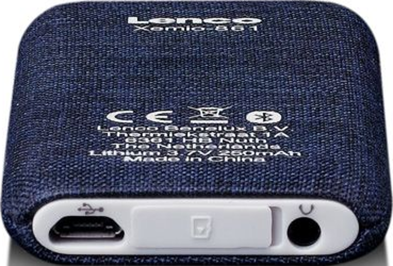 Ein marineblauer tragbarer Musik-Player Lenco Xemio-861. Weißer Hintergrund.