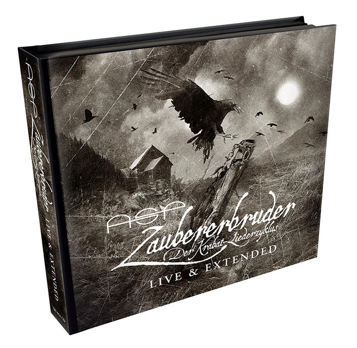 Albumcover mit einem schwarzen Vogel, der über einen Wald fliegt. Der Text ist weiß auf dem Cover.