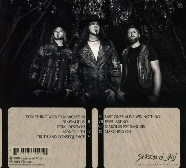 Albumcover mit drei Männern in dunklem Wald, Songtitel aufgelistet.