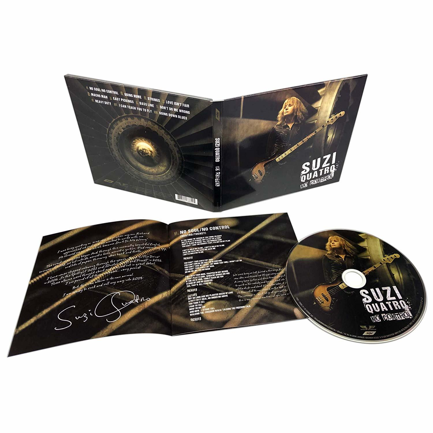 Suzi Quatro Albumcover, offen mit CD, zeigt Suzi beim Bassspielen und Text mit Songtiteln.
