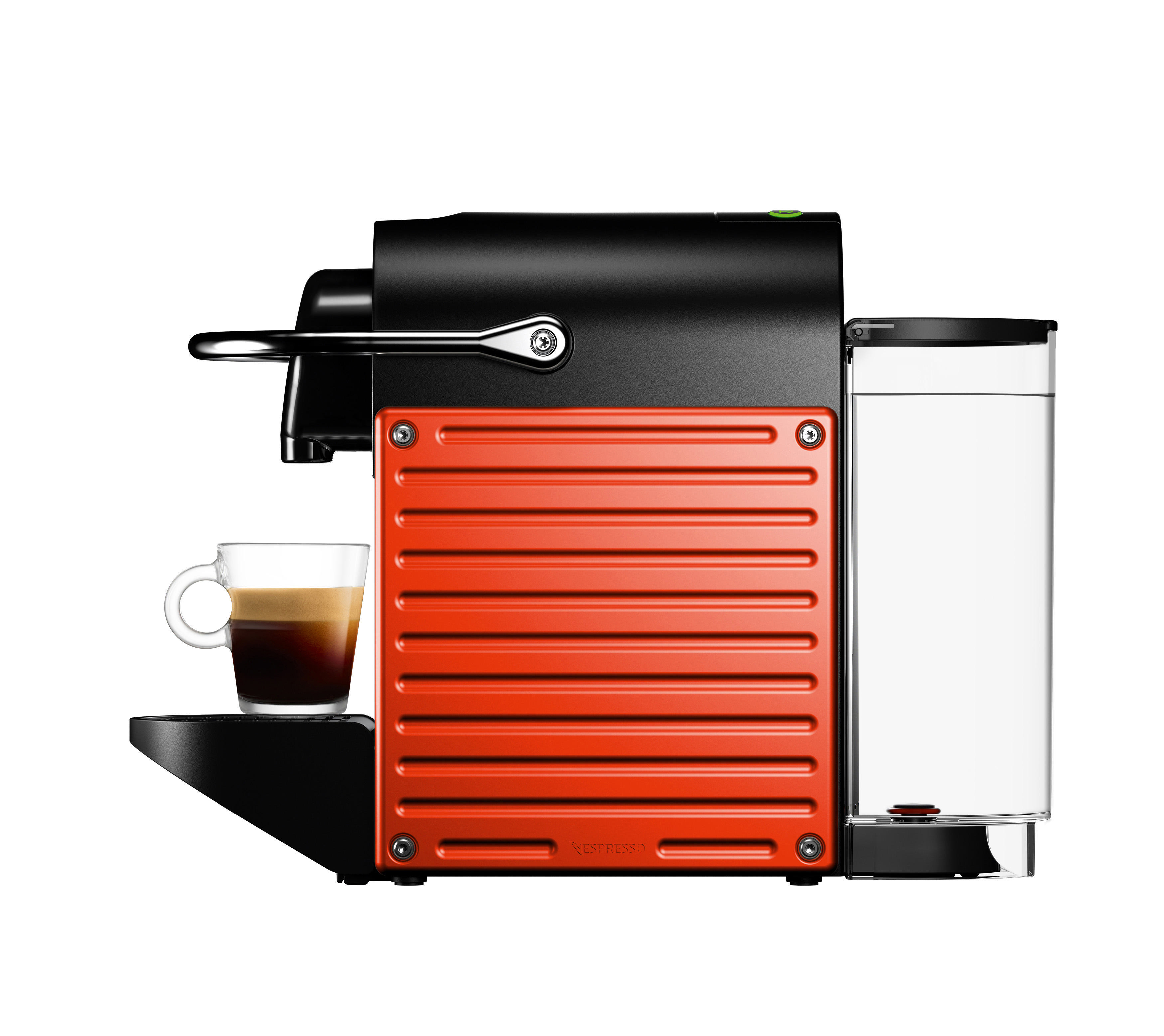Eine Nespresso Kaffeemaschine mit schwarzem und orangem Design und einer Tasse Kaffee.