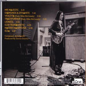 Eine Frau, die im Studio Gitarre spielt. Das Cover der CD ist ebenfalls zu sehen.