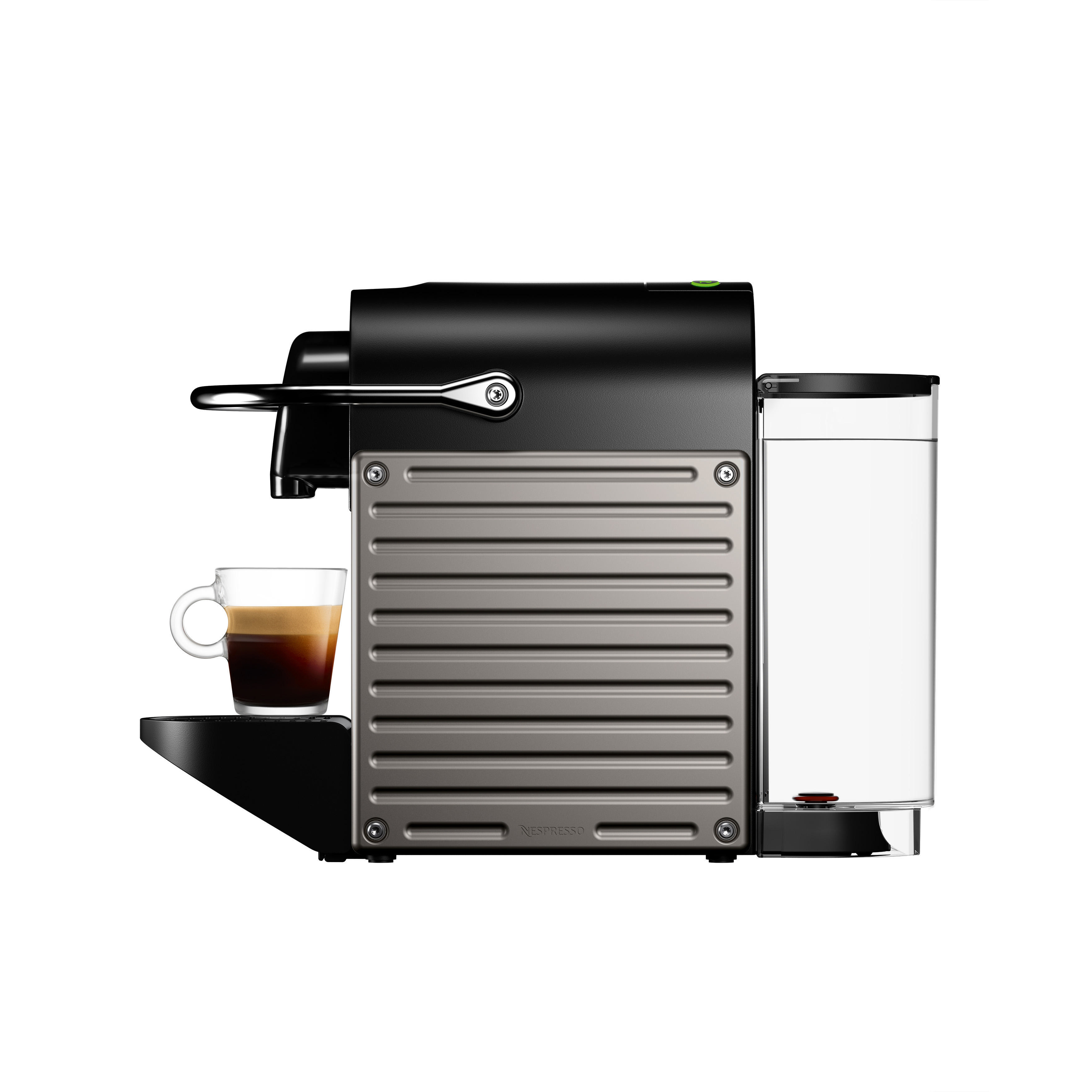 Eine schwarz-silberne Espressomaschine. Eine Tasse steht links. Weißer Hintergrund.