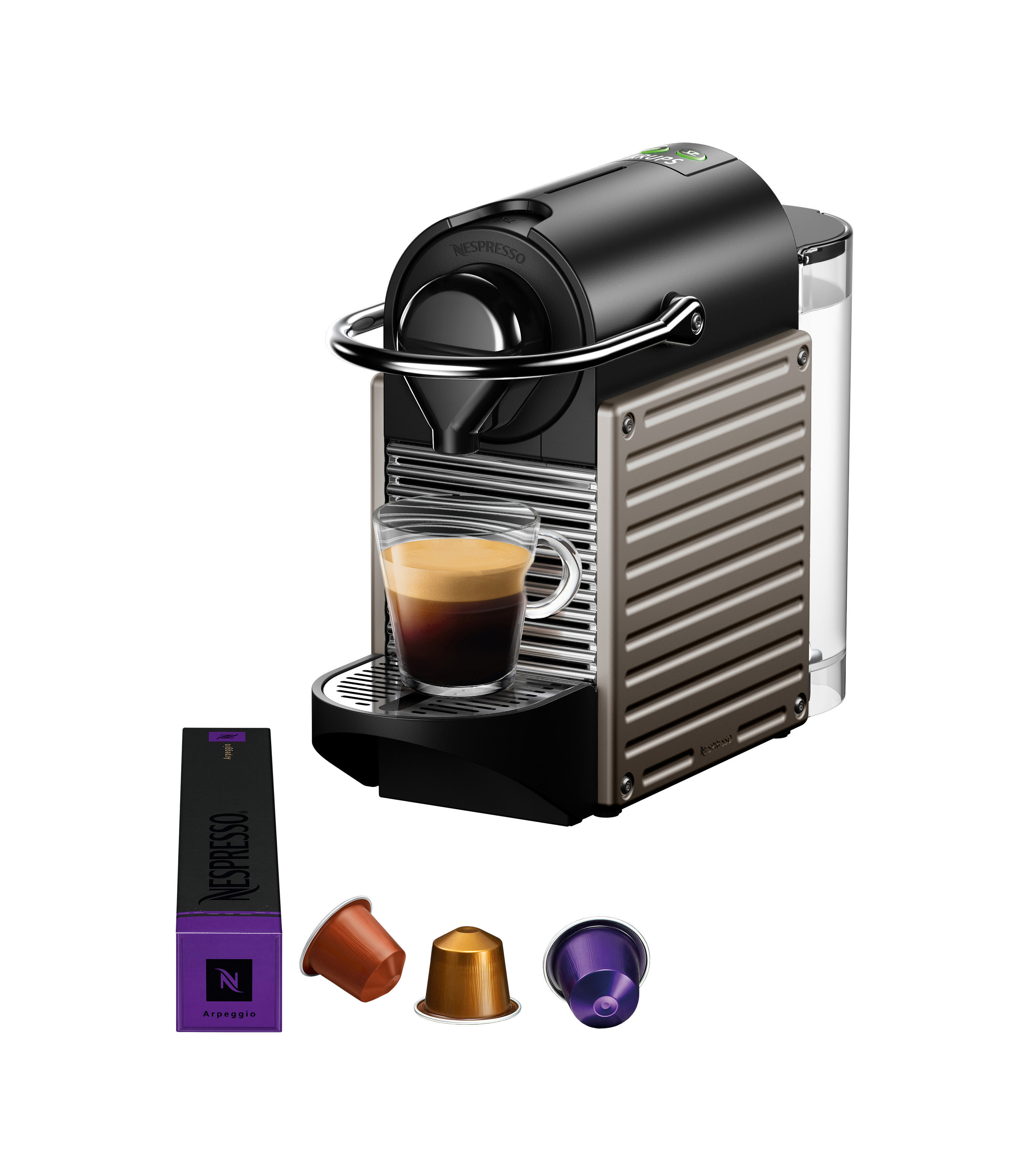 Nespresso-Maschine mit einer Tasse Kaffee, Kapseln und einem schlanken Design vor weißem Hintergrund.