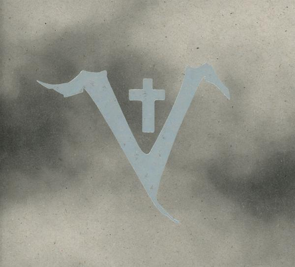 Ein Logo eines V mit einem Kreuz in der Mitte auf einem bewölkten Hintergrund.