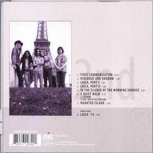 CD-Cover mit Band, die vor dem Eiffelturm posiert. Titelliste und Albumtitel befinden sich auf der rechten Seite.