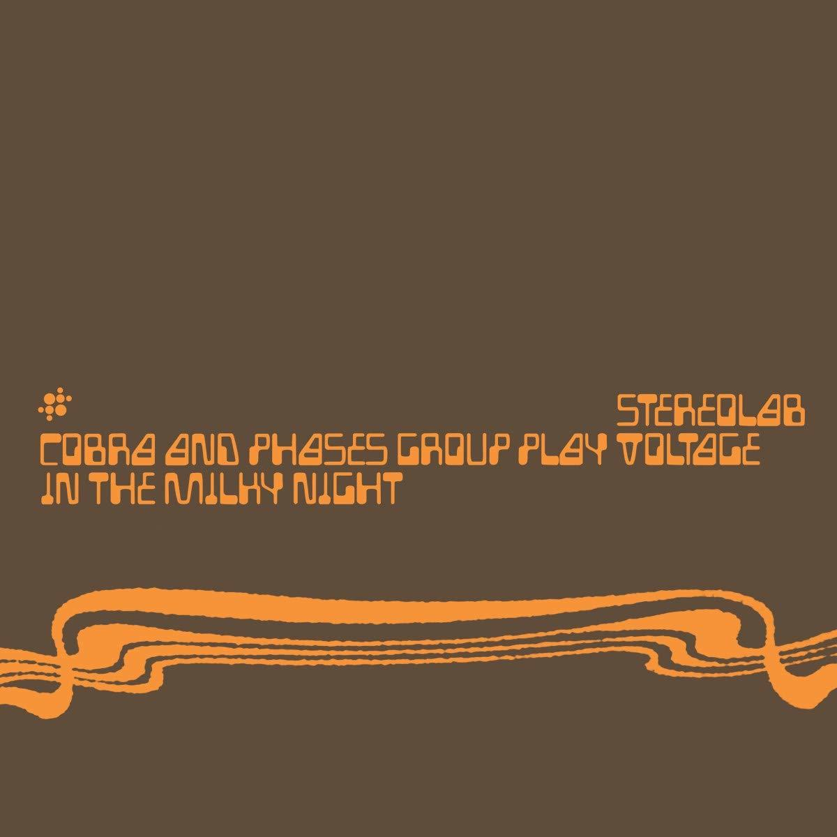 Stereolab albumhoes met tekst en abstract ontwerp, bruine achtergrond.