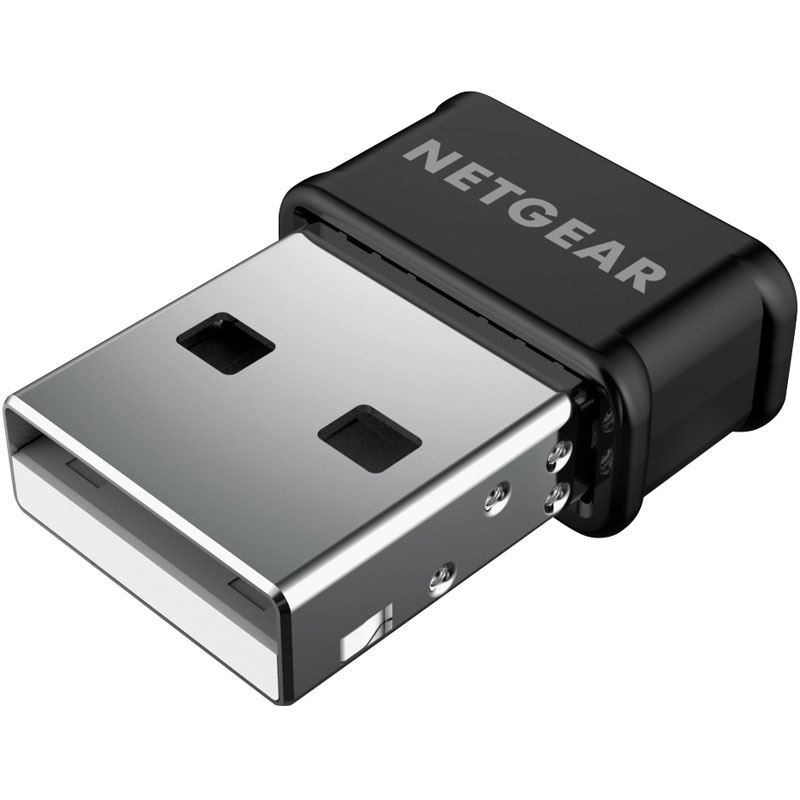 Een zwarte en zilverkleurige USB-stick met het Netgear-logo erboven.