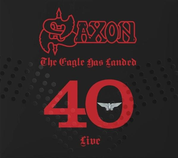 Albumcover mit rotem Text 'SAXON', 'The Eagle has Landed', '40 Live' und einem Adler in der '0'. Schwarzer Hintergrund mit Punkten.