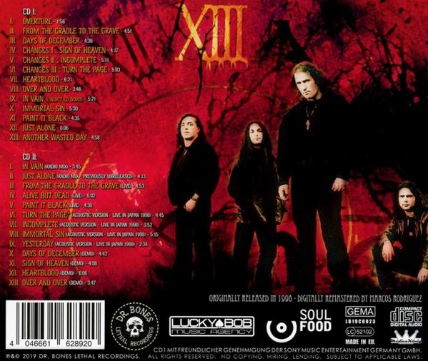Rückseite einer CD-Hülle mit einer Männergruppe, einem Ziffernblatt und einer Titelliste mit rotem Hintergrund.