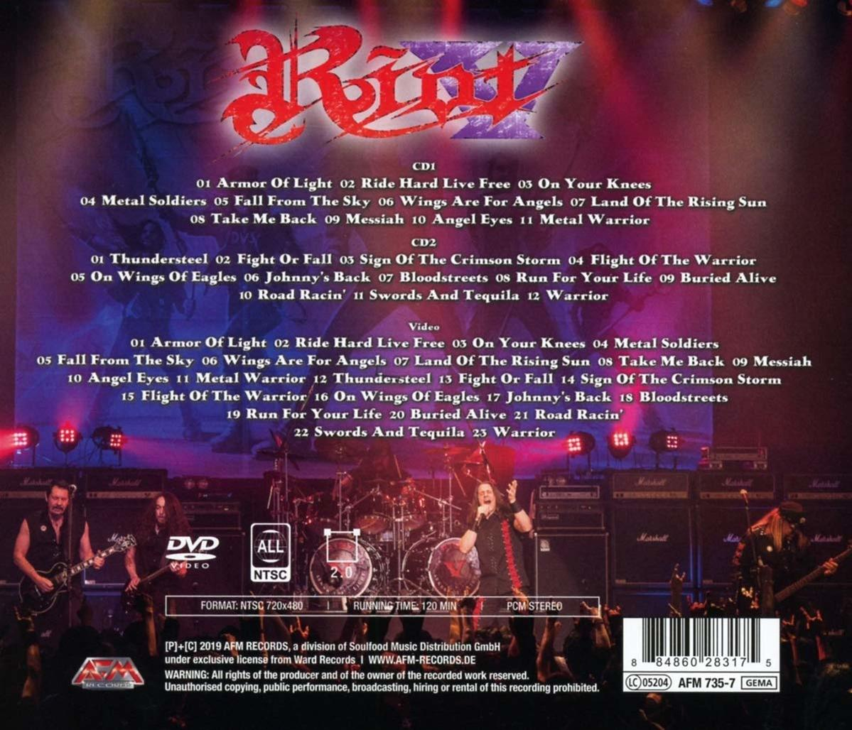 DVD-Cover mit der Band Riot V, die auf der Bühne auftritt. Auf der Rückseite befindet sich die Titelliste und die DVD-Info.