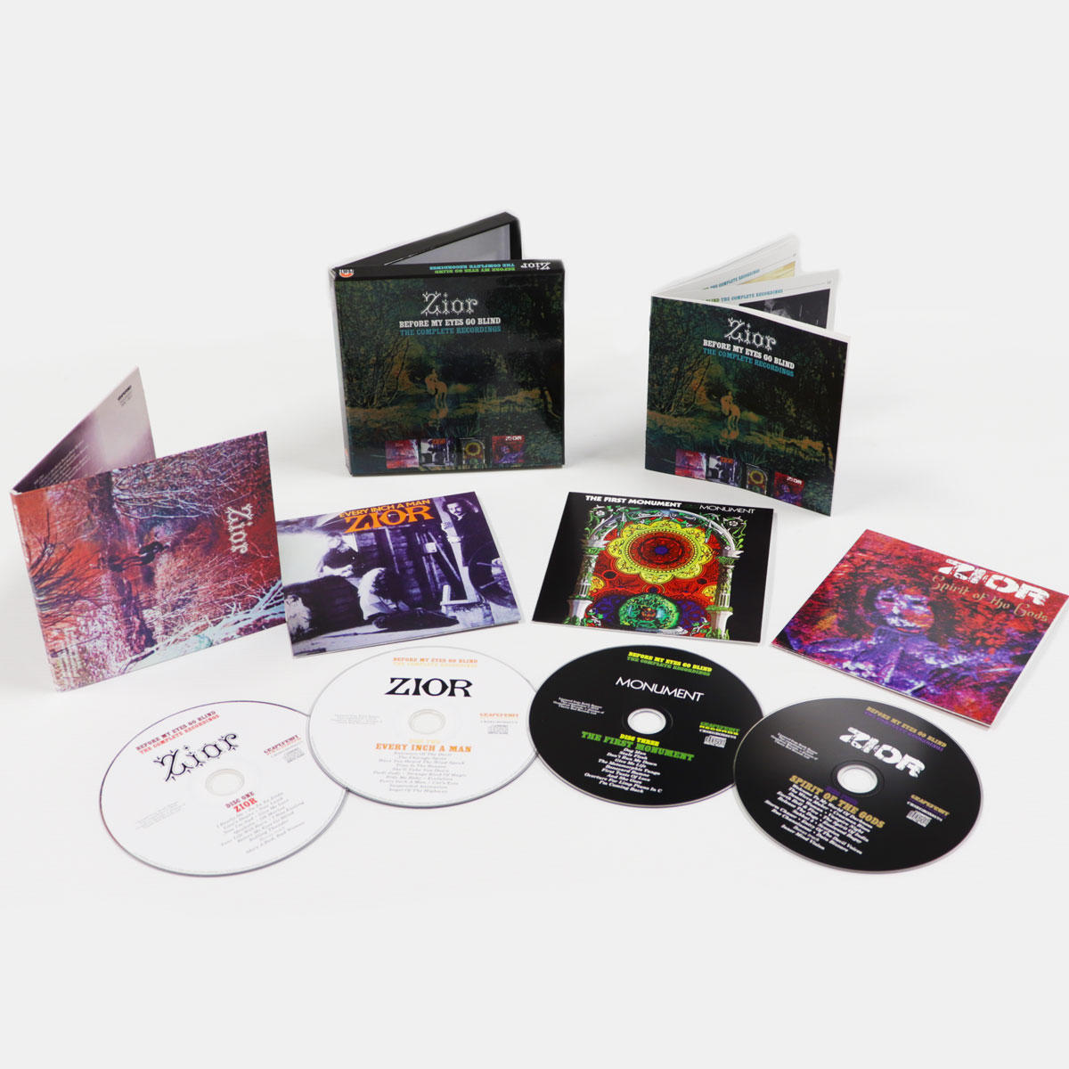 CDs und Booklets; verschiedene Albumcover und Text auf weißer Oberfläche.