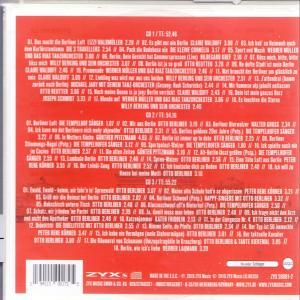 CD-Hülle mit Text in Rot, Weiß und Schwarz. Enthält Text in mehreren Spalten und einen Barcode unten.