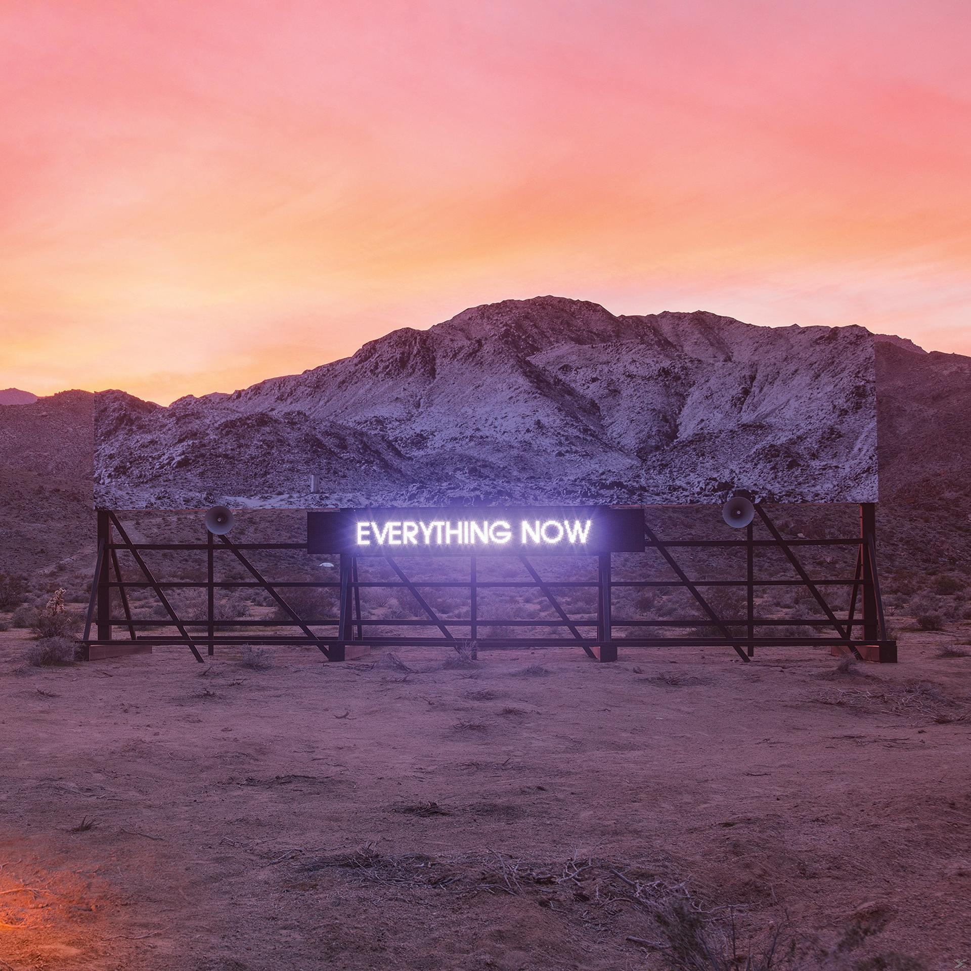 Albumhoes van een woestijnlandschap bij zonsondergang. Reclamebord met "EVERYTHING NOW" in neon. Bergen op de achtergrond.