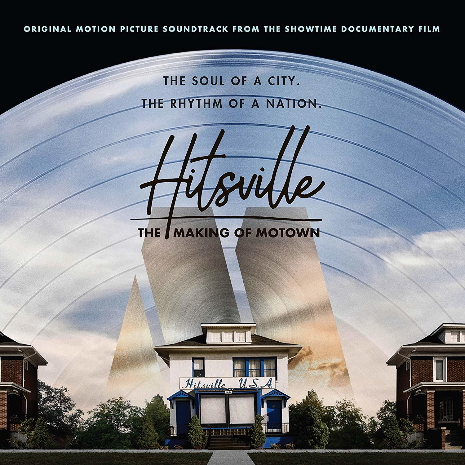 Pochette d'album. Un disque vinyle reflétant une maison et le ciel, avec superposition de texte.