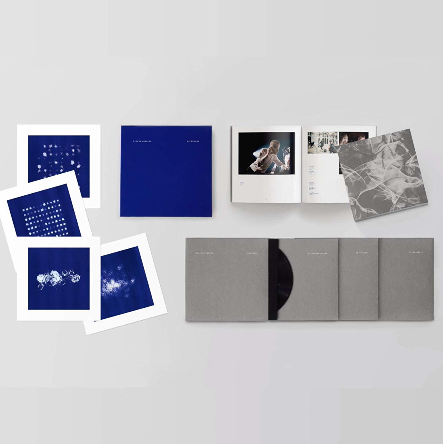 Pochette d'album avec des formes géométriques bleues et blanches, un disque vinyle noir est visible.