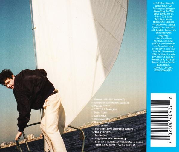 Un homme se tient sur un bateau. La voile est en arrière-plan. Pochette d'album avec texte visible.
