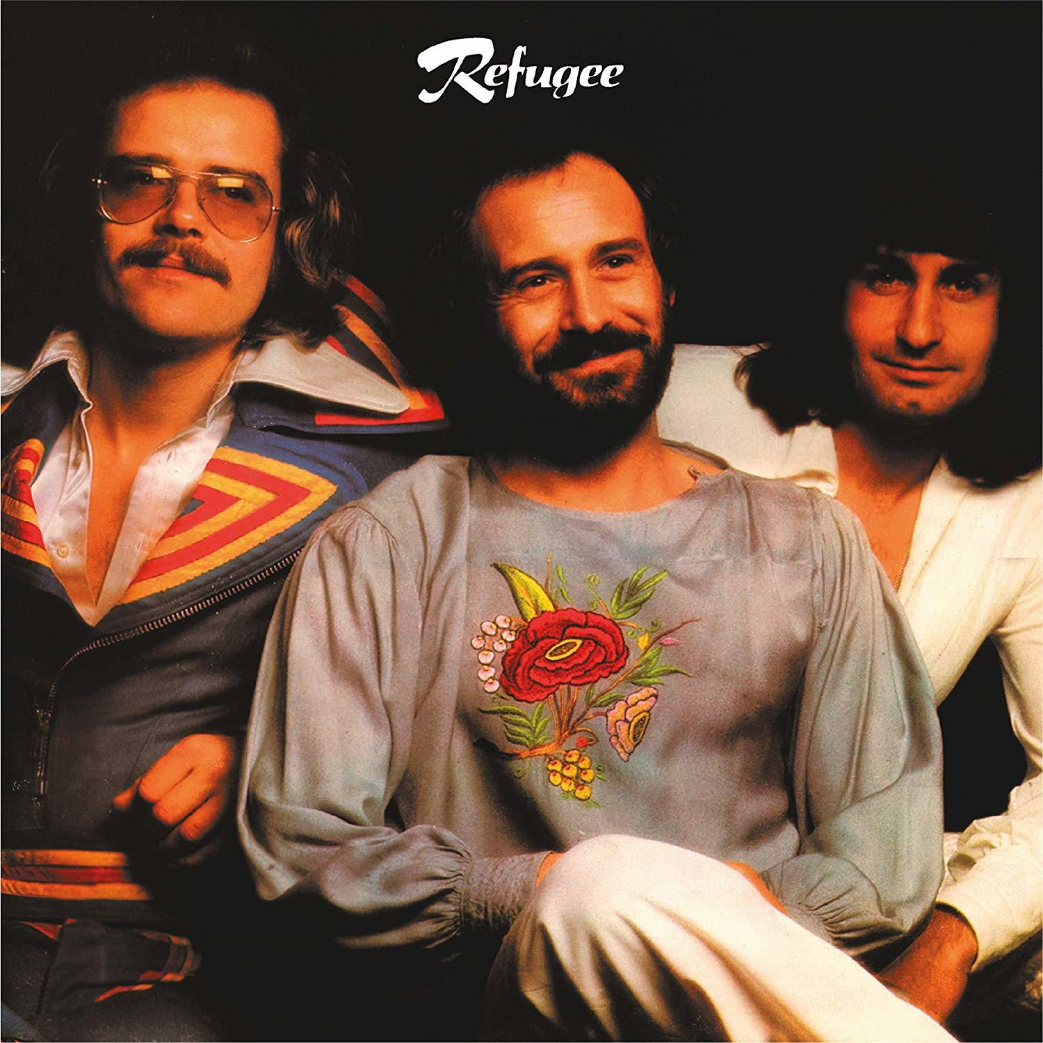 Refugee Albumcover mit drei Männern im Vordergrund, einer mit einem Blumenhemd.