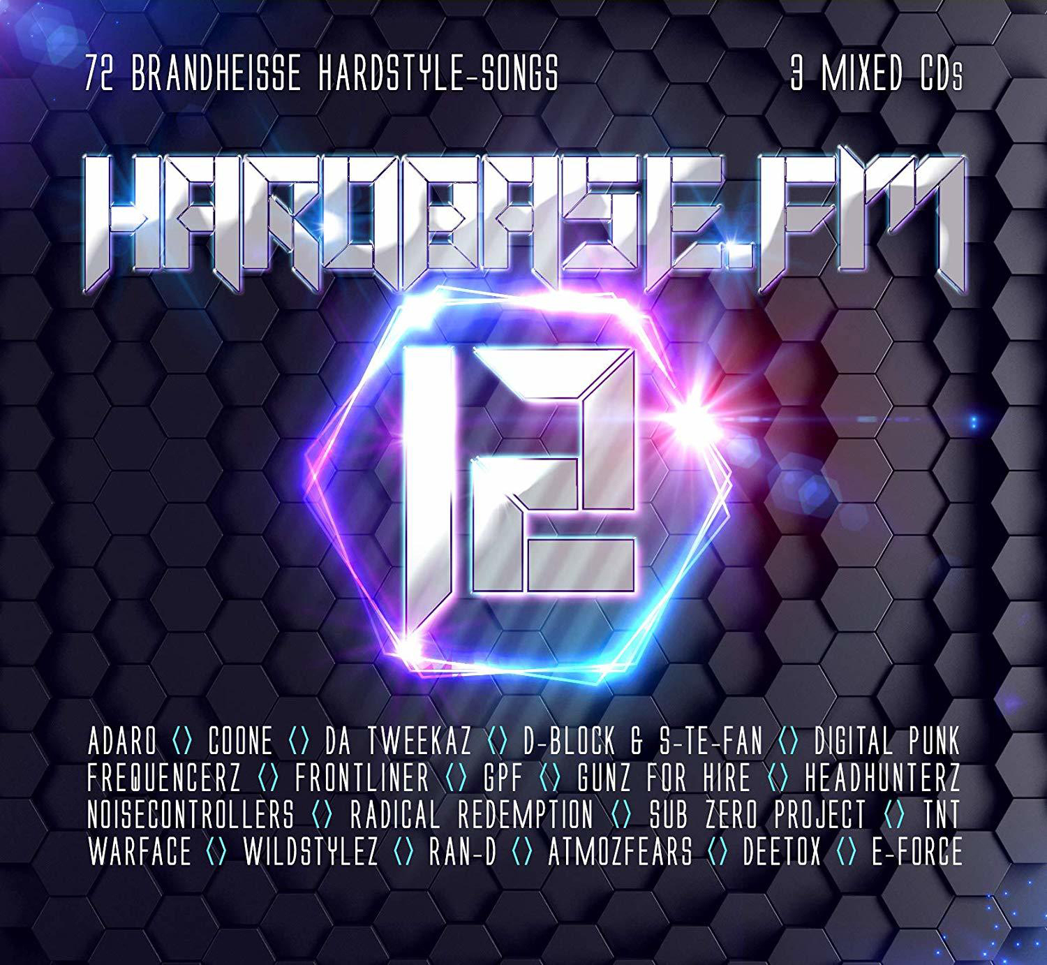 Albumcover mit geometrischem Design und den Worten 'HARDBASE.FM'. Enthält Künstlernamen um das Logo herum.