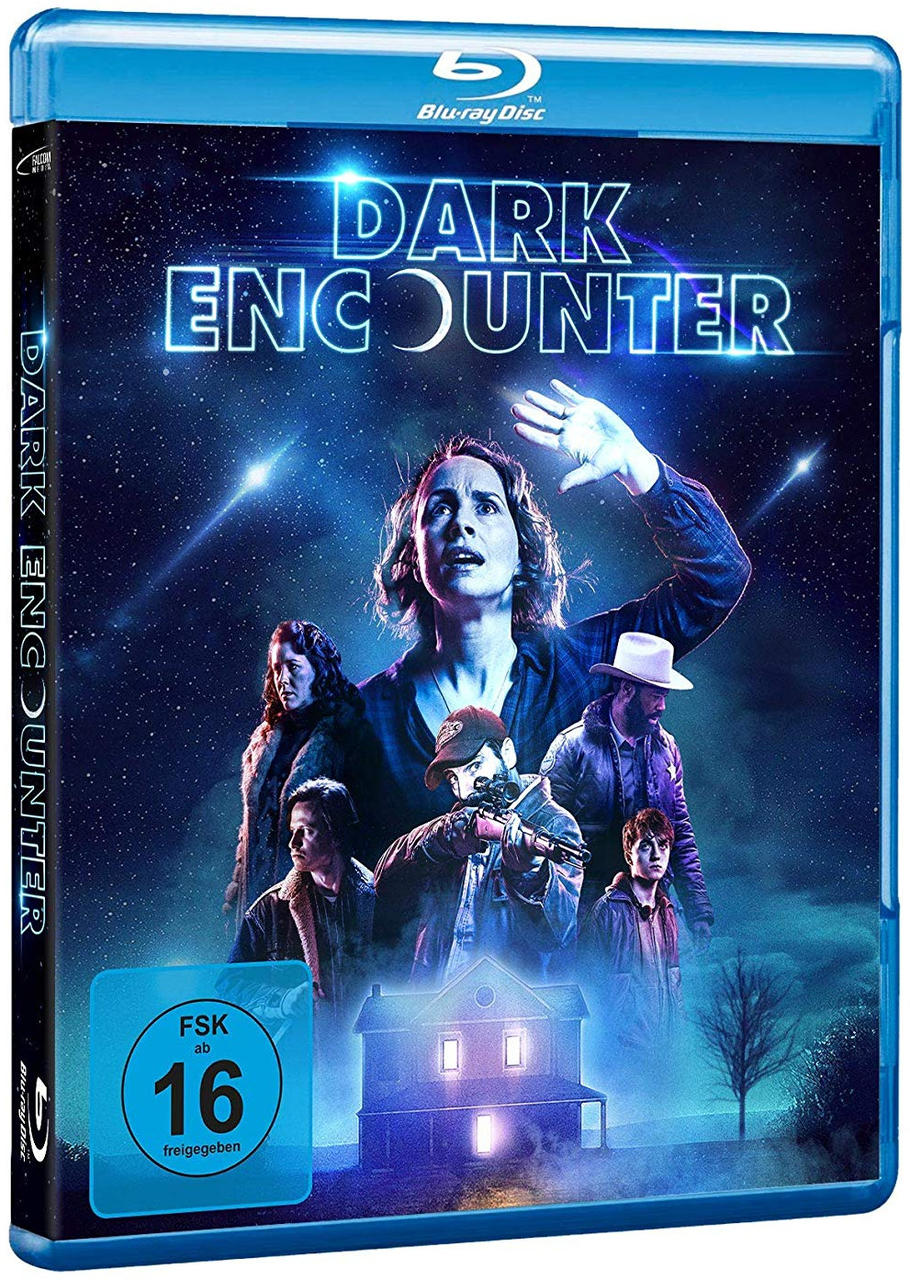 Filmcover: Frau mit erschrockenem Gesichtsausdruck, umgeben von Figuren, Nachthimmel im Hintergrund und Filmtitel.