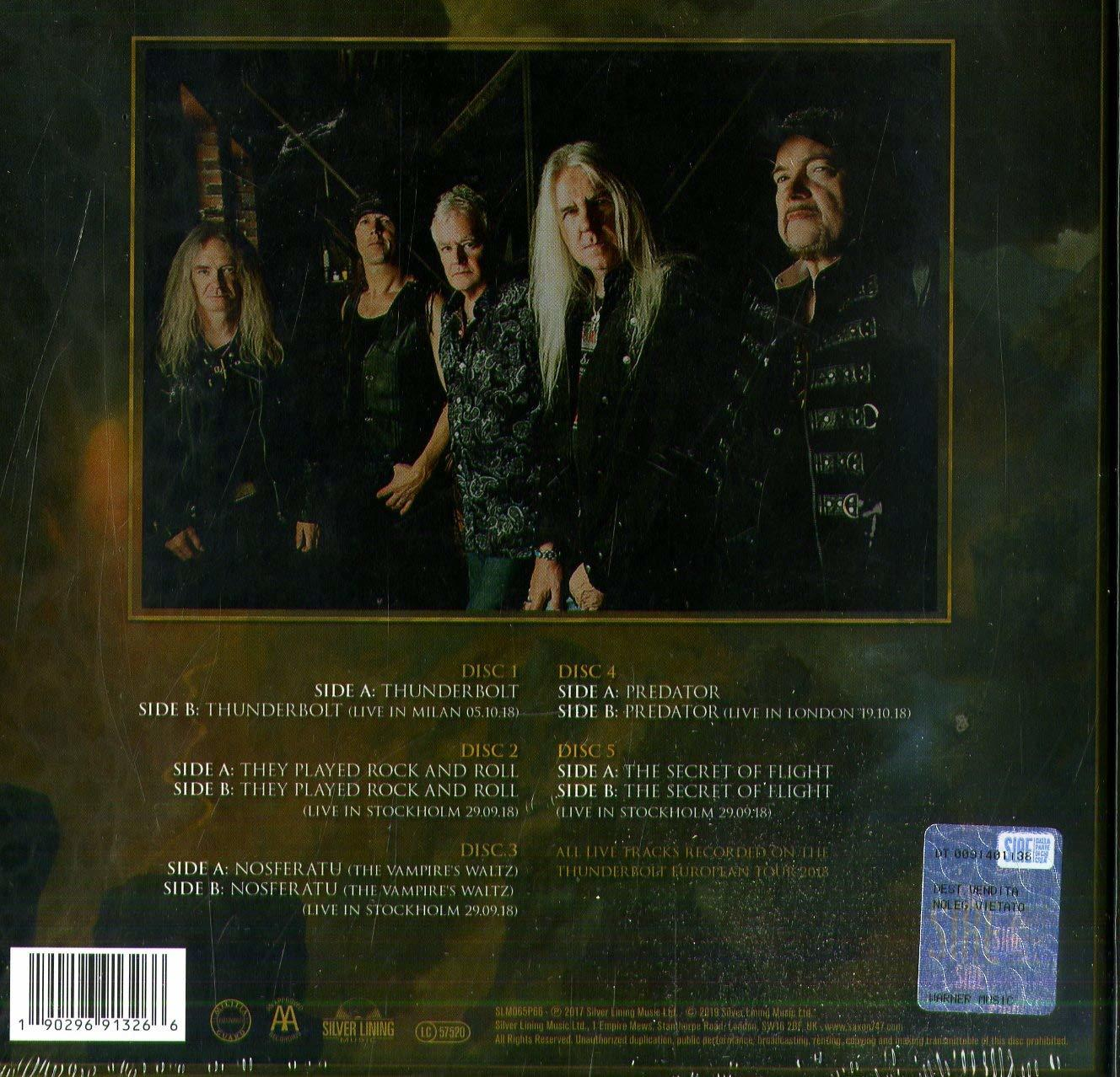 Albumcover mit Bandmitgliedern vor dunklem Hintergrund.