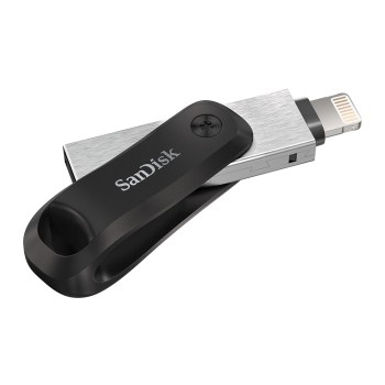Ein schwarzer und silberner SanDisk USB-Stick, geöffnet, auf weißem Hintergrund.