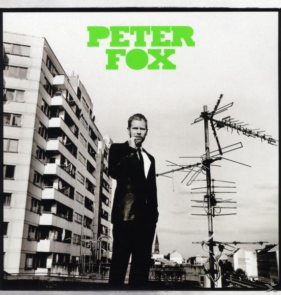 Albumcover mit einem Mann im Anzug vor einer Stadtkulisse. Der Titel lautet 'Peter Fox'.