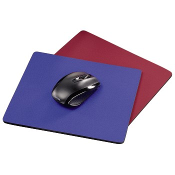 Zwei Mauspads, eines blau, eines rot, mit einer schwarzen Computermaus auf dem blauen Pad.