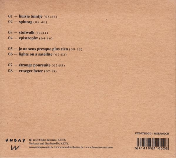 Un boîtier de CD beige avec des titres de chansons énumérés en texte noir sur le devant.