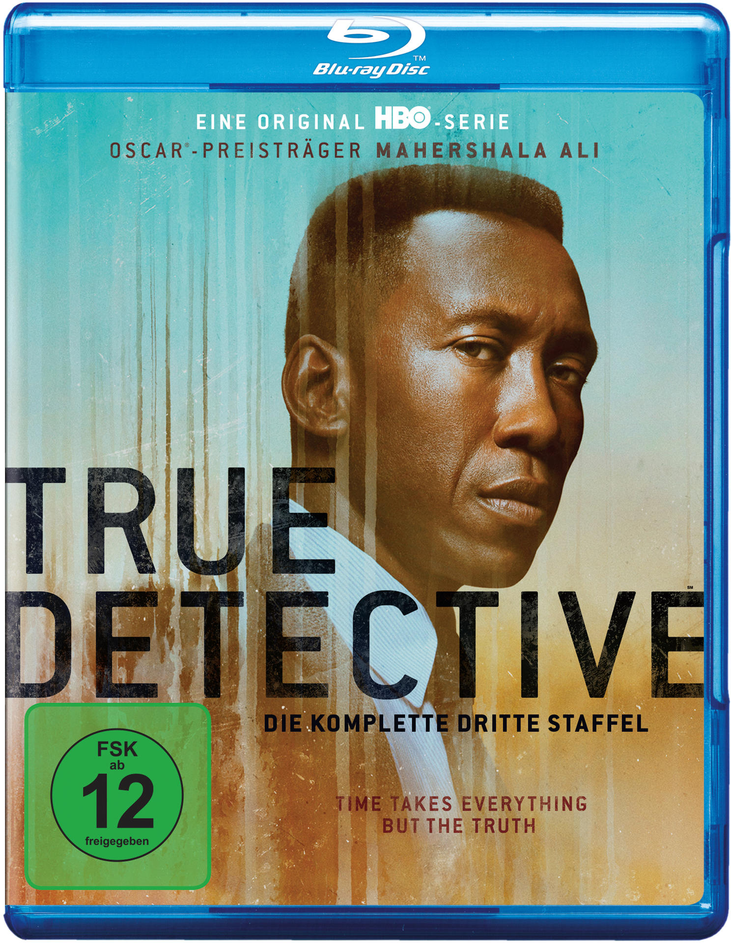 Blu-ray-Cover. Das Gesicht eines Mannes ist im Fokus. Der Titel lautet TRUE DETECTIVE. Die Freigabe ist 12. Die Disc ist blau.