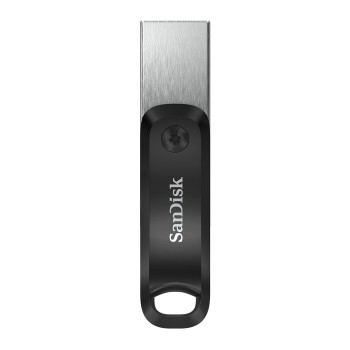 Ein schwarzer und silberner USB-Stick auf weißem Hintergrund.