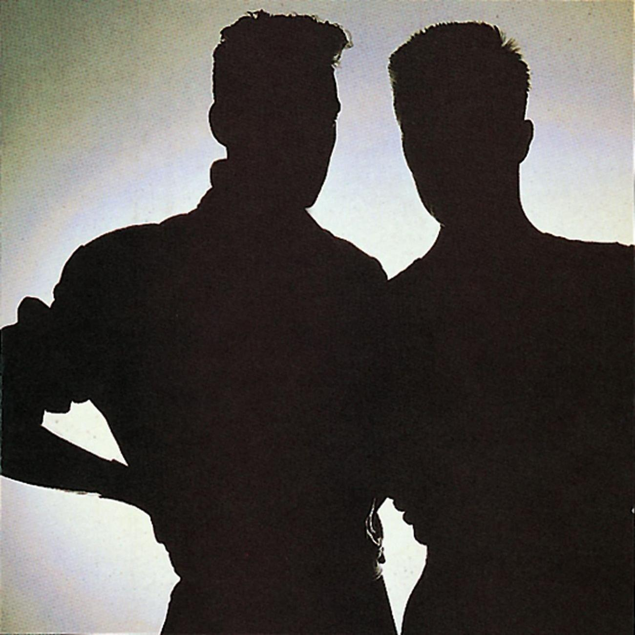 Albumcover: Silhouette zweier Männer. Dunkler Hintergrund. Silhouettenmänner.