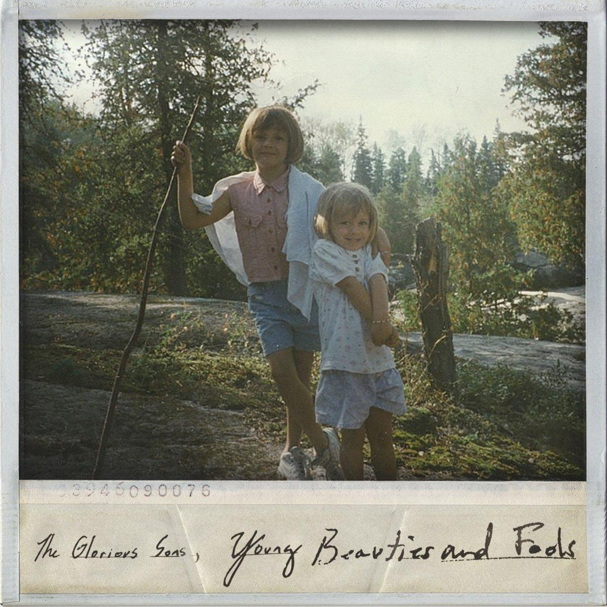 Polaroid-Foto von zwei Kindern in einem Wald. Text unten: The Glorious Seas, Young Beauties and Fools.