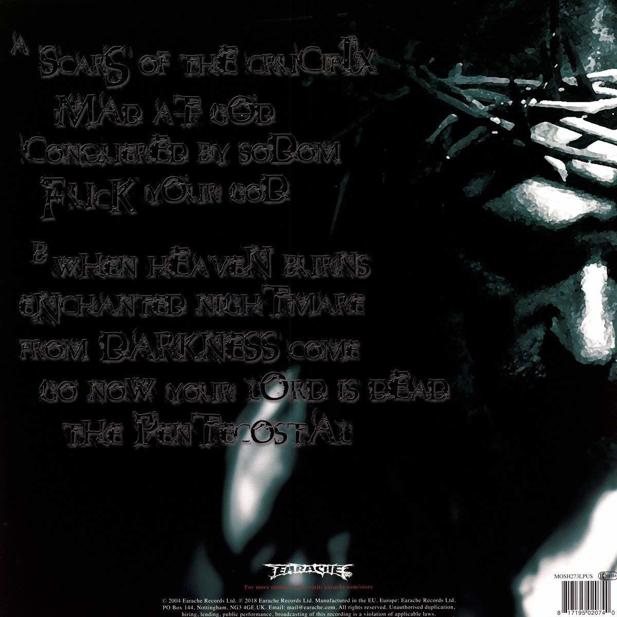 Schwarzes Albumcover mit weißem Text von Songtiteln. Ein dunkles Bild im Hintergrund.