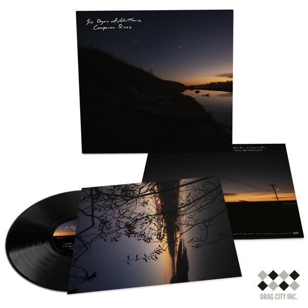 Albumhoes met meerdere inzetstukken. Met een nachtlandschap, een vinylplaat en tekstdetails.