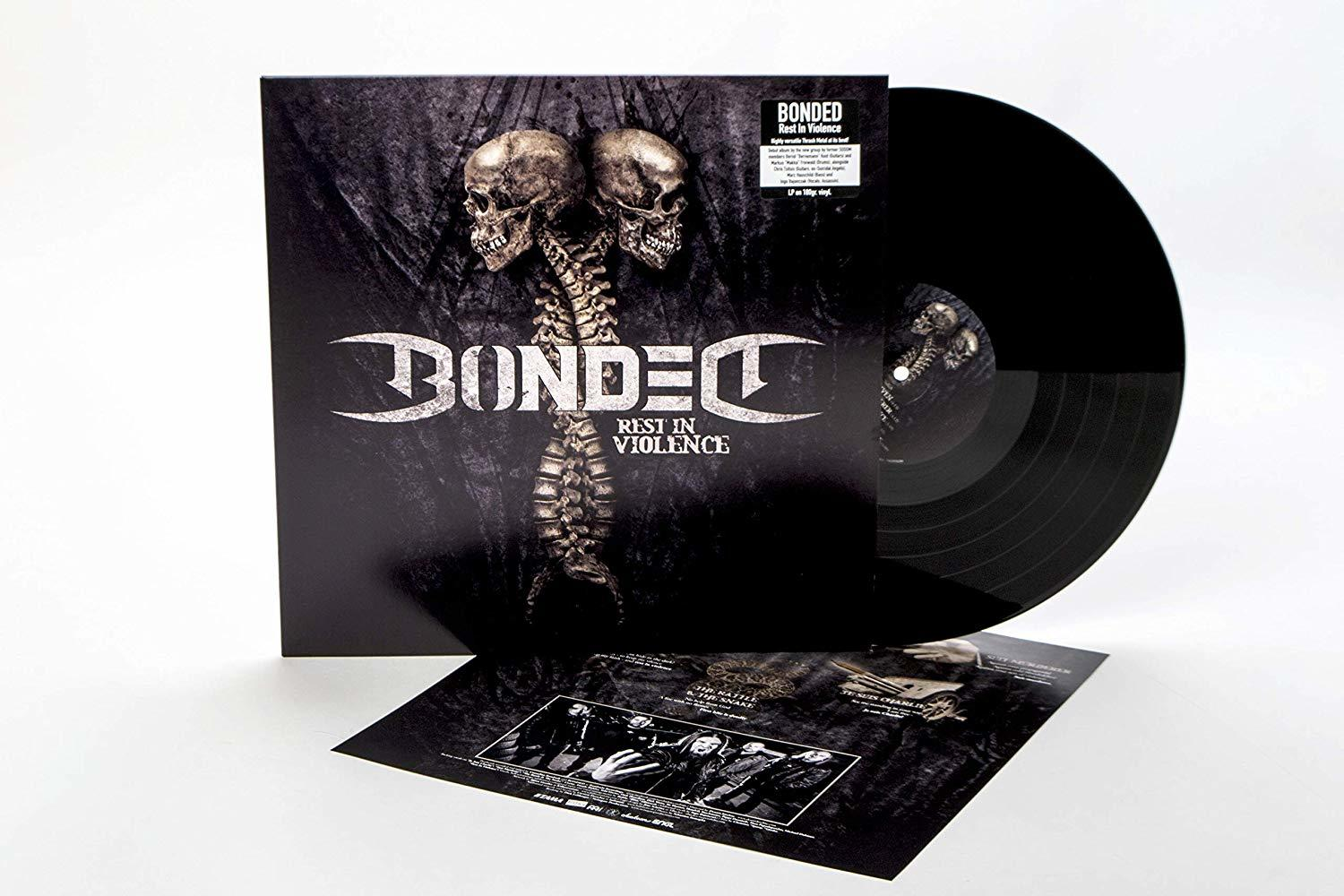Bonded Vinyl-Schallplattenhülle und Vinyl. Das Cover zeigt ein Schädeldesign und den Bandnamen. Schwarzes Vinyl.