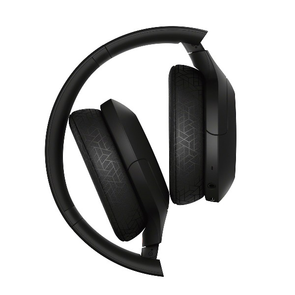 Auriculares negros plegados sobre fondo blanco, mostrando los auriculares y la diadema.