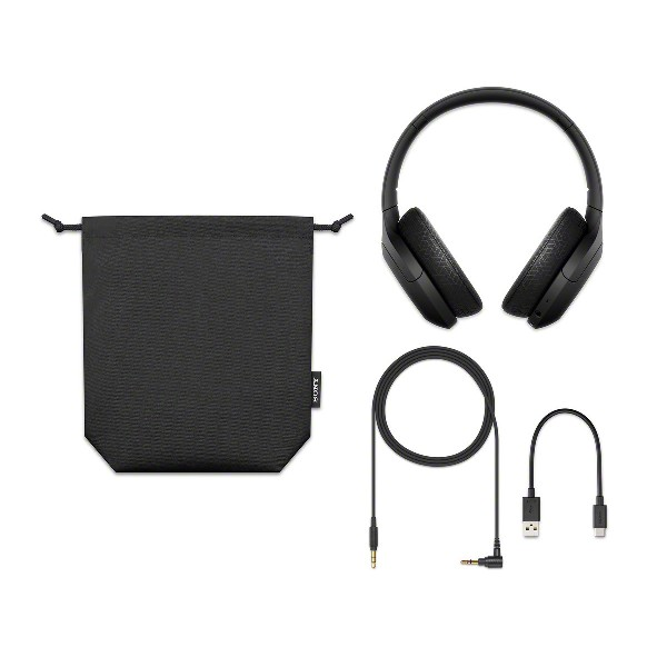 Auriculares negros, una bolsa y cables. Fondo blanco. Los auriculares están arriba.