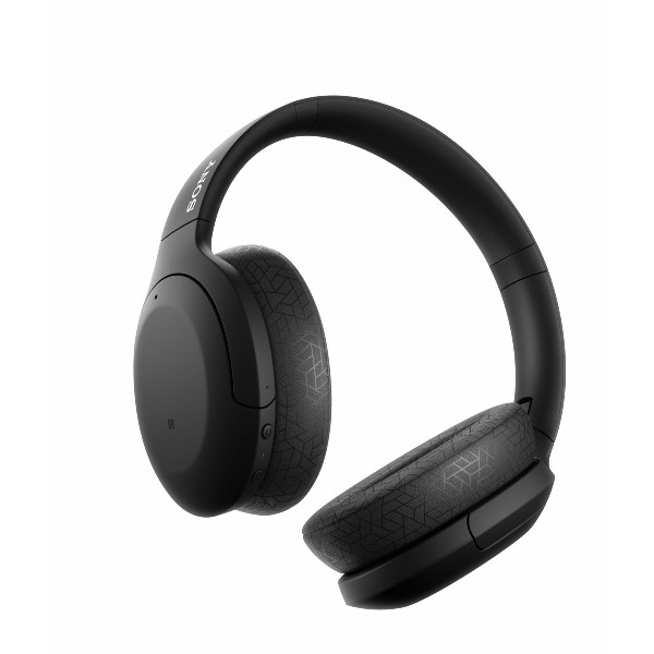 Auriculares Sony negros, con un logotipo en el lateral, aislados sobre fondo blanco.