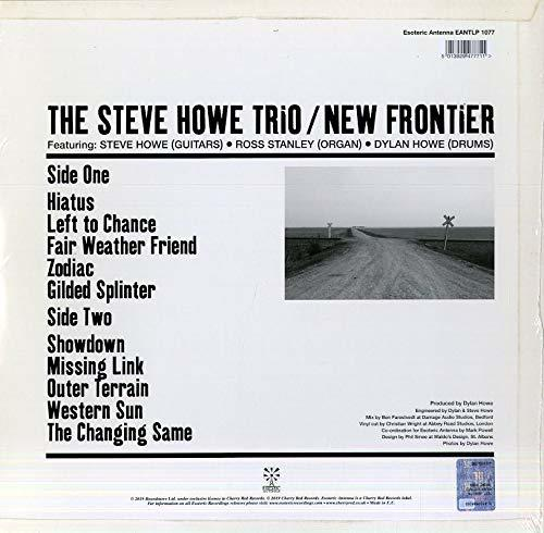 Rückseite der Vinyl-Schallplatte 'The Steve Howe Trio / New Frontier' mit Titelliste und Foto.