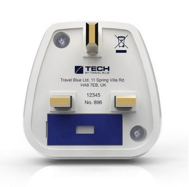 Un adaptador de viaje blanco con dos clavijas y una sección azul. Se ven texto y logotipos.